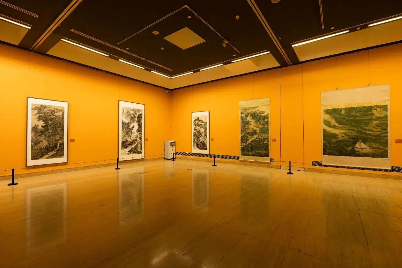 How a Modern Art Gallery Solved Color Distortion Challenges Using Natural Light Technology